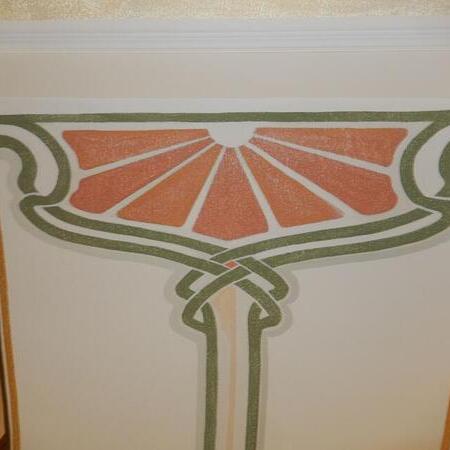 Dekoratives Jugendstil-Stuckelement mit floralen Ornamenten in Orange und Grün